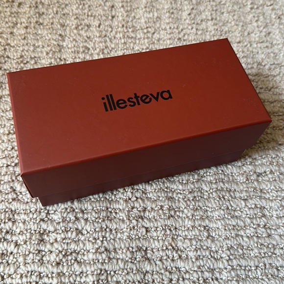 Illesteva Mademoiselle sunglasses with case and microfiber pouch main image 10